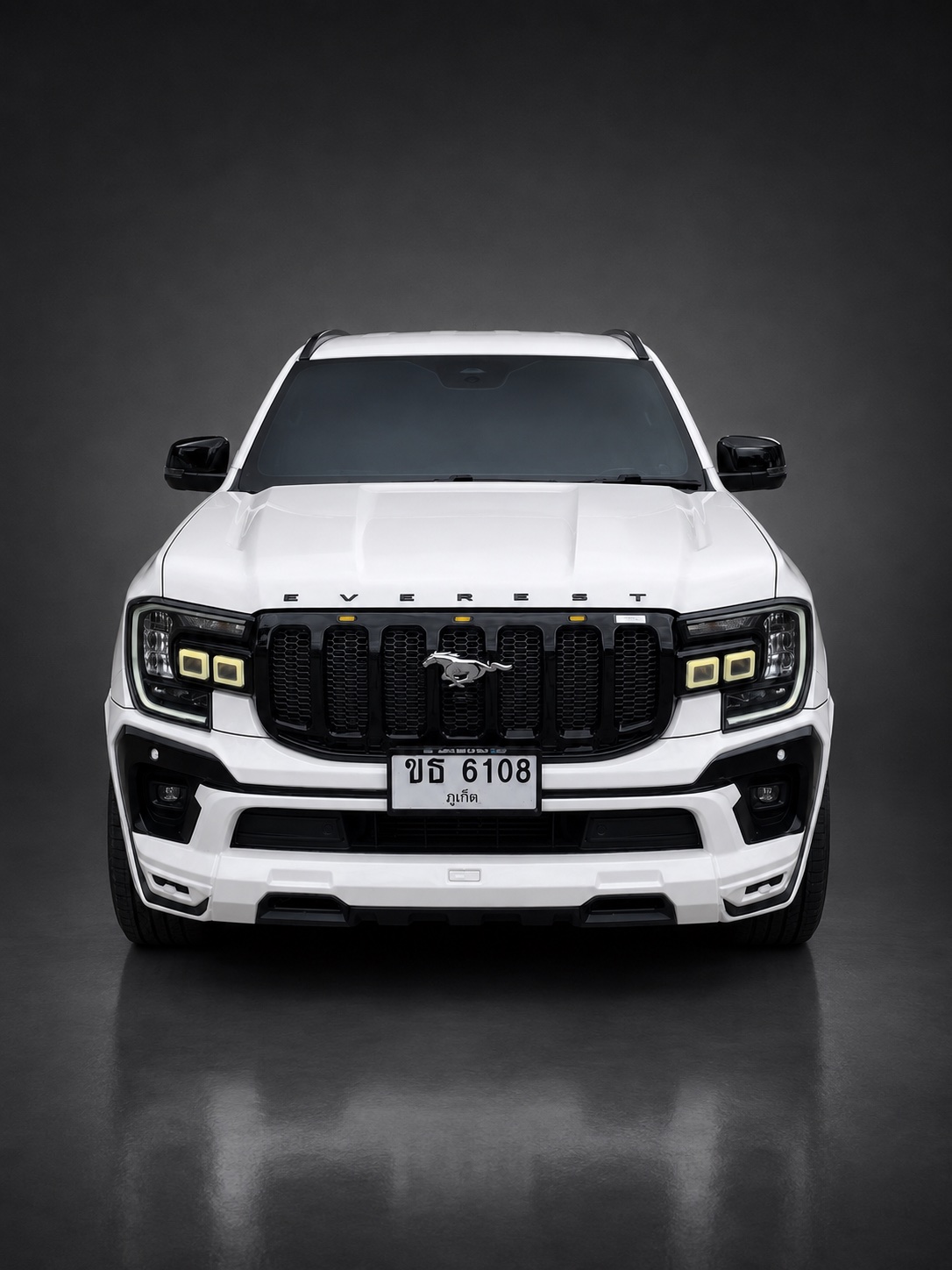 White Ford Everest from the front